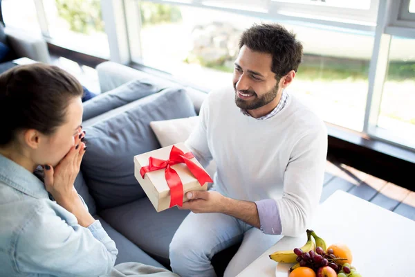 Joven Dando Caja Con Regalo Esposa Mientras Celebra Aniversario Cafetería — Foto de Stock