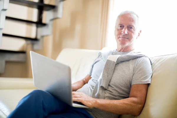 Leeftijd Man Casualwear Zoek Naar Jou Tijdens Netwerk Huismilieu — Stockfoto