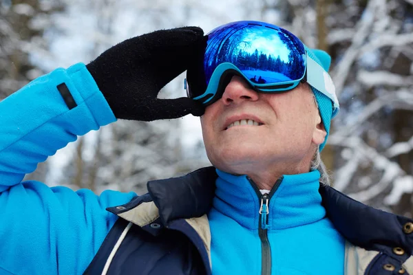 Aktiva Åldrarna Man Glasögon Och Sportkläder Söker Framåt Vinter Skog — Stockfoto