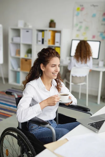 Joven Gerente Con Taza Café Sentado Silla Ruedas Delante Computadora — Foto de Stock