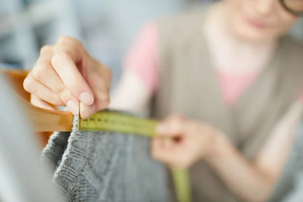 Mano Del Diseñador Moda Joven Tomando Medidas Suéter Punto Gris —  Fotos de Stock