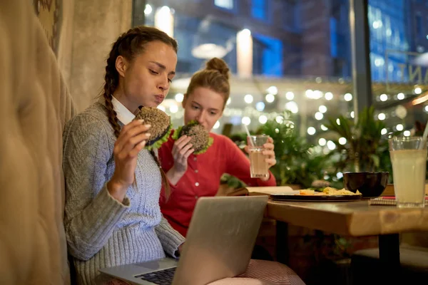 Due Ragazze Affamate Mangiare Cheeseburger Durante Ricerca Rete Pausa Caffè — Foto Stock