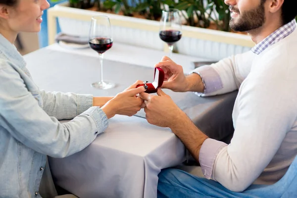 Zwei Verliebte Liebhaber Schauen Sich Bei Romantischem Date Restaurant Während — Stockfoto