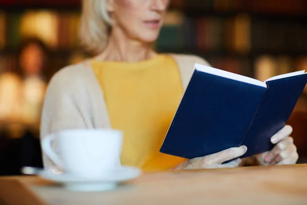 Donna Moderna Riposante Nel Libro Lettura Casualwear Avendo Caffè Tavolo — Foto Stock