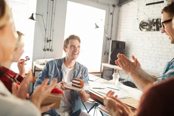 Retrato Jovens Criativos Comemorando Aniversário Escritório Foco Homem Bonito Recebendo — Fotografia de Stock