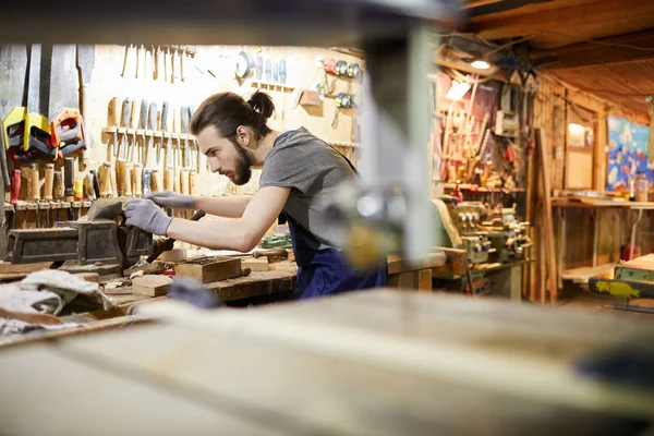 Hombre Joven Ropa Trabajo Trabajando Por Máquina Hierro Mientras Procesan — Foto de Stock