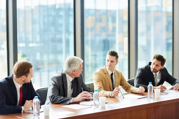 Ejecutivos Negocios Modernos Confiados Trajes Formales Sentados Mesa Conferencias Discutiendo — Foto de Stock