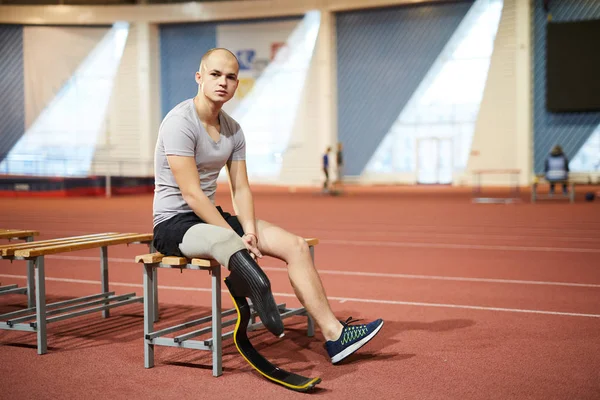 Genç Paralimpik Sporcusu Protez Stadyumu Nda Bankta Oturmuş Sağ Bacak — Stok fotoğraf