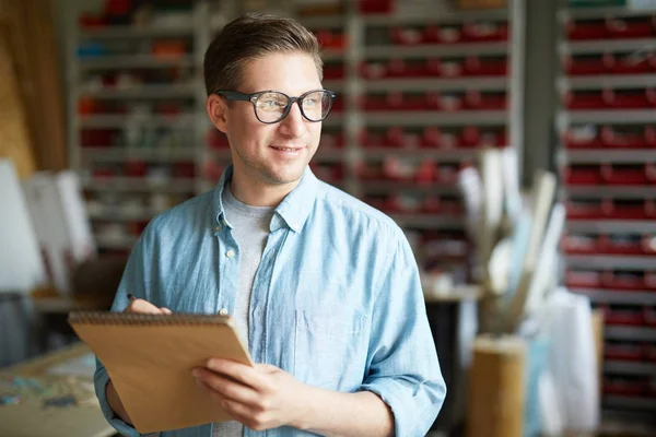 Giovane Uomo Creativo Che Prende Appunti Lavoro Blocco Note Mentre — Foto Stock