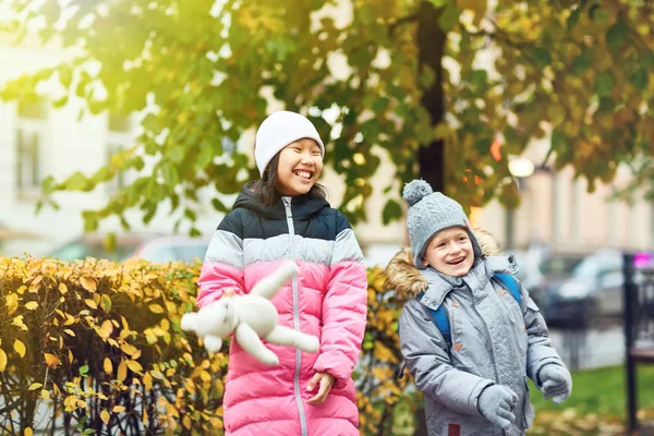 Pequeños Niños Amigables Ropa Casualwear Caliente Riendo Aire Libre Mientras —  Fotos de Stock