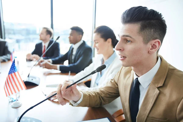 Joven Delegado Con Micrófono Haciendo Preguntas Orador Durante Conferencia Política — Foto de Stock