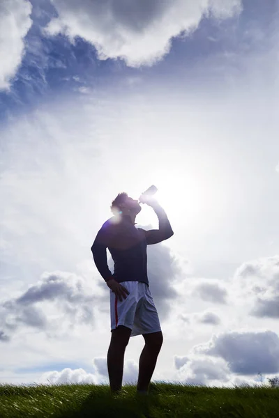Bulutlu Gökyüzü Güneş Karşı Ayakta Egzersiz Sonrası Ferahlık Sahip Genç — Stok fotoğraf