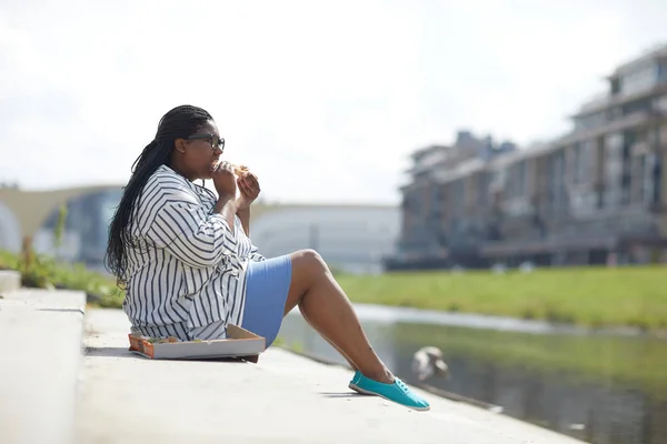 Junge Lässige Frau Mit Afrikanischen Zöpfen Sitzt Vor Dem Wasser — Stockfoto