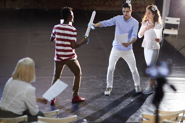 Dois Príncipes Jovens Que Lutam Com Espadas Papel Pelo Coração — Fotografia de Stock