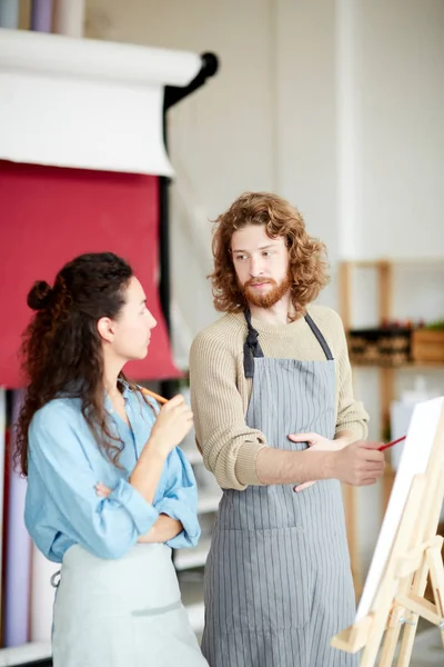 Young Man Woman Workwear Standing Easels Discussing Ideas While Brainstorming — Stock Photo, Image