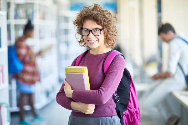 Pozitiv Încrezător Fată Frumoasă Student Ochelari Care Dețin Cărți Uită — Fotografie, imagine de stoc