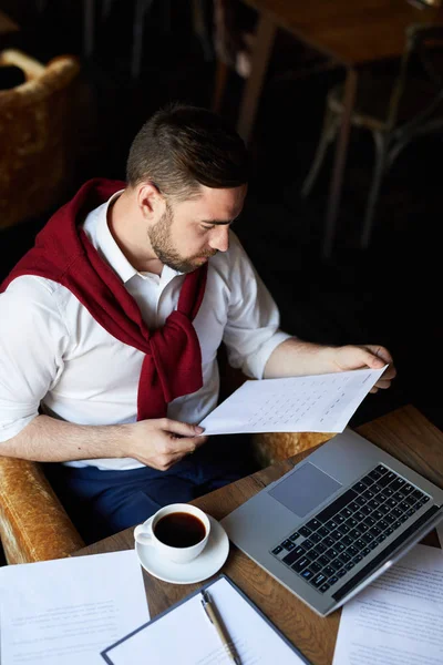 Zeitgenössischer Finanzier Liest Zeitung Mit Statistiktabelle Während Café Arbeitet — Stockfoto