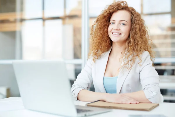 Gerente Feminino Confiante Alegre Com Cabelo Encaracolado Vermelho Sentado Mesa — Fotografia de Stock