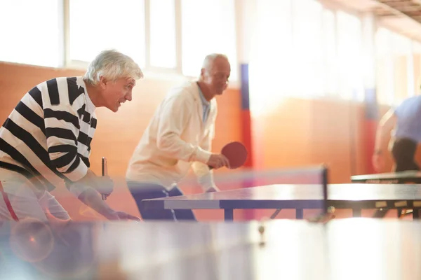 Två Seniora Aktiva Män Med Racketar Försöker Fånga Ping Pong — Stockfoto