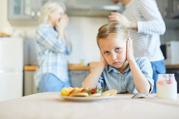 Fetiță Tensionată Care Își Acoperă Urechile Timp Părinții Cinflict Fundal — Fotografie, imagine de stoc