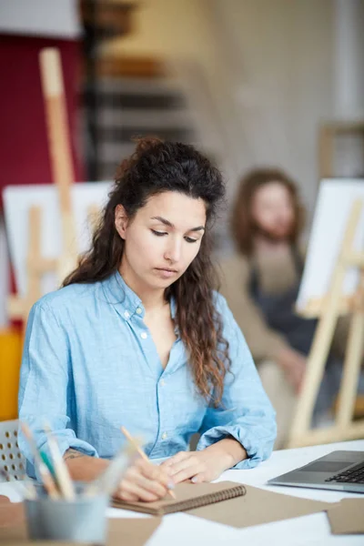 Jonge Vrouw Maakt Aantekeningen Schets Notitieblok Terwijl Aan Het Bureau — Stockfoto