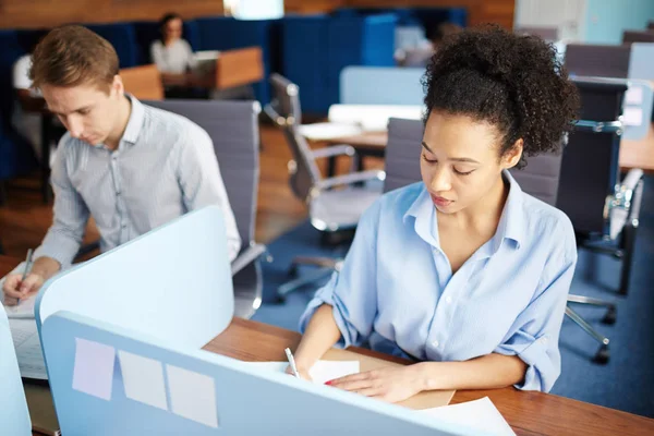 Joven Empresaria Africana Sentada Escribiendo Lugar Trabajo Una Oficina Moderna —  Fotos de Stock