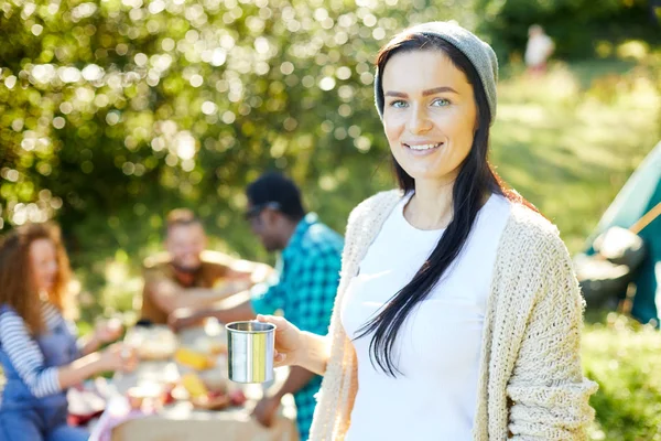 Jovem Mulher Gorro Segurando Caneca Com Chá Enquanto Está Frente — Fotografia de Stock