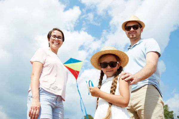 Lage Hoek Portret Van Moderne Familie Kijken Naar Camera Terwijl — Stockfoto