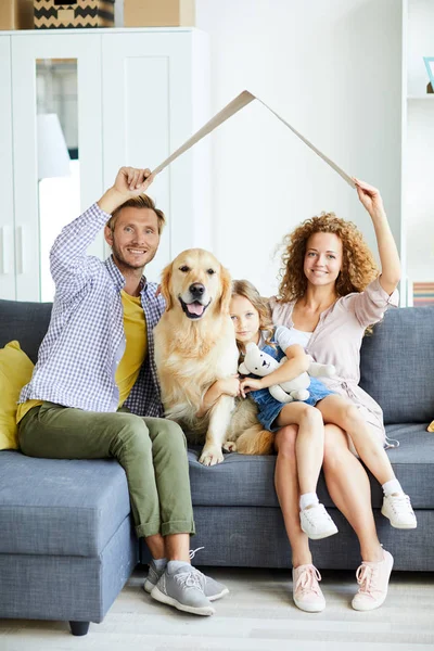 Glückliche Dreiköpfige Familie Und Ihr Flauschiges Haustier Auf Dem Sofa — Stockfoto