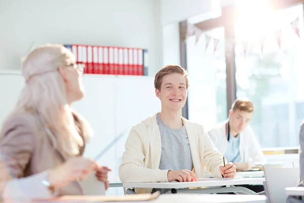 Sonriente Tipo Mirando Uno Los Compañeros Grupo Lección Durante Trabajo —  Fotos de Stock