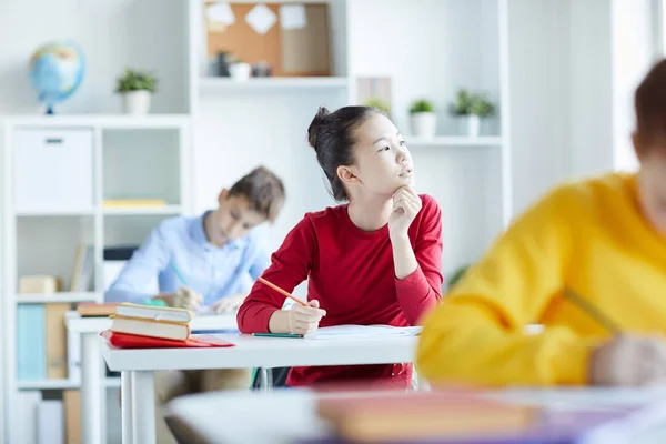 Liten Funderande Tjej Tittar Genom Klassrummet Fönster När Sitter Vid — Stockfoto