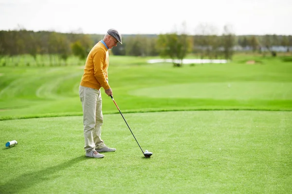 Senior Casual Homem Gramado Verde Mantendo Clube Golfe Perto Bola — Fotografia de Stock