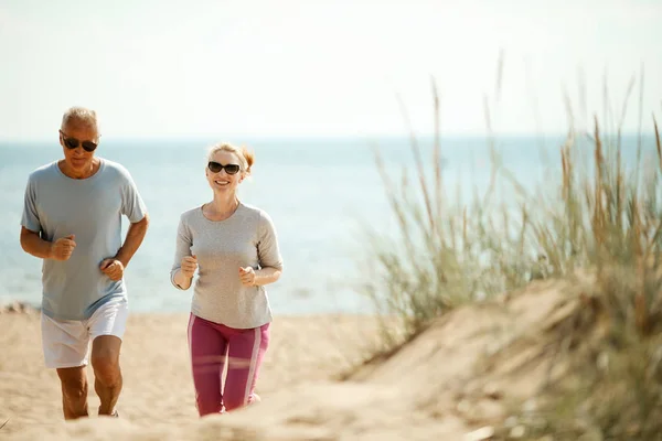 Cheerful Active Couple Retired Spouses Jogging Morning Beach — 图库照片