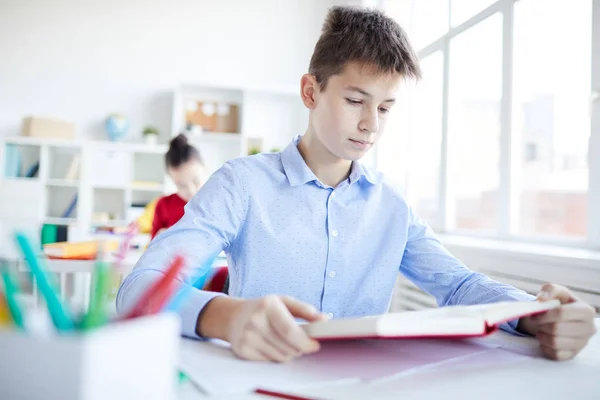 Seriös Skolpojke Koncentrera Sig Läsbok Lektionen Samtidigt Förbereda Sig För — Stockfoto