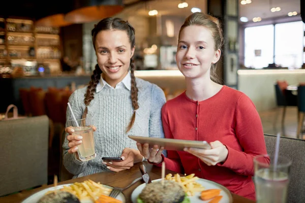 Due Ragazze Adolescenti Felici Casualwear Seduti Tavolo Servito Caffè Divertirsi — Foto Stock