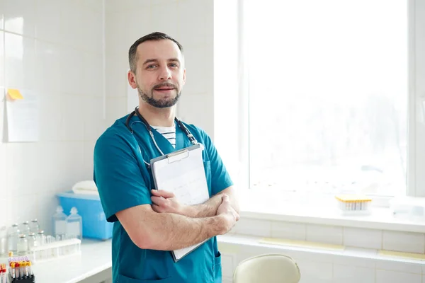 Jovem Médico Sucesso Com Documento Médico Olhando Para Câmera Suas — Fotografia de Stock