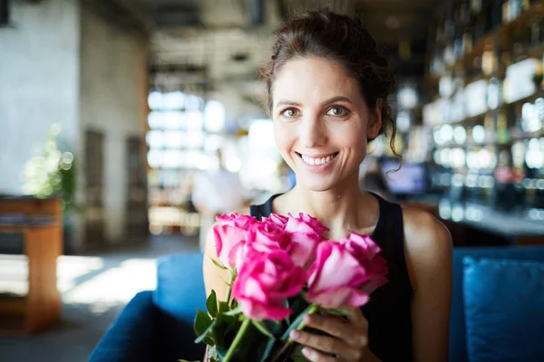 Cheerful Pretty Girl Bunch Roses Looking You While Relaxing Cafe — Stock Photo, Image