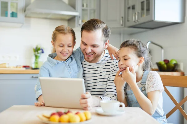 Två Glada Tjejer Och Deras Far Gör Ansikten Till Någon — Stockfoto