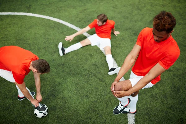 Três Jovens Jogadores Futebol Uniforme Exercitando Campo Verde Antes Início — Fotografia de Stock