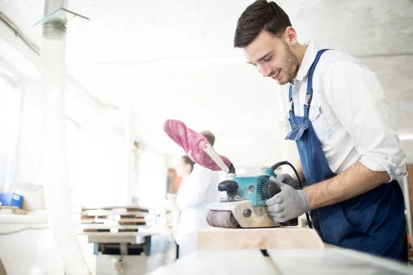 Trabajador Joven Overoles Puliendo Tablero Madera Con Herramienta Eléctrica Por — Foto de Stock