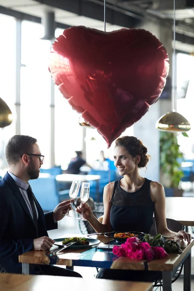 Feliz Pareja Amorosa Tintineo Por Flautas Champán Mientras Disfruta Una —  Fotos de Stock