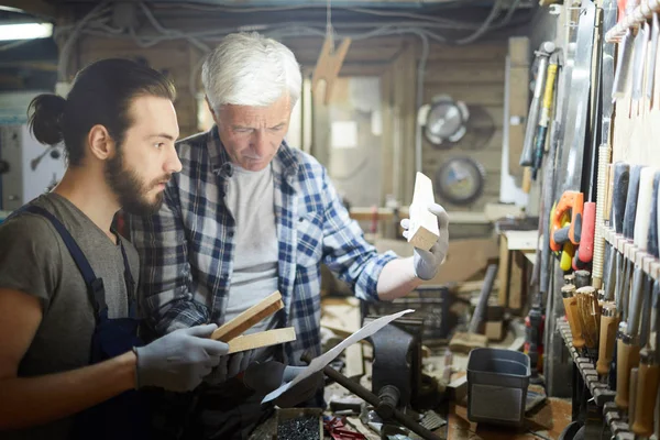 Jonge Stagiair Zoek Naar Houten Werkstuk Handen Van Meester Terwijl — Stockfoto