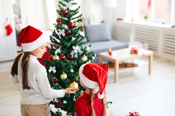 Uma Das Meninas Bonitos Papai Noel Mostrando Bola Dourada Galho — Fotografia de Stock