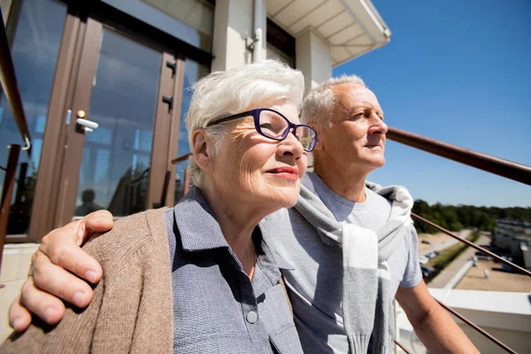 Retrato Pareja Ancianos Modernos Abrazándose Aire Libre Luz Del Sol —  Fotos de Stock