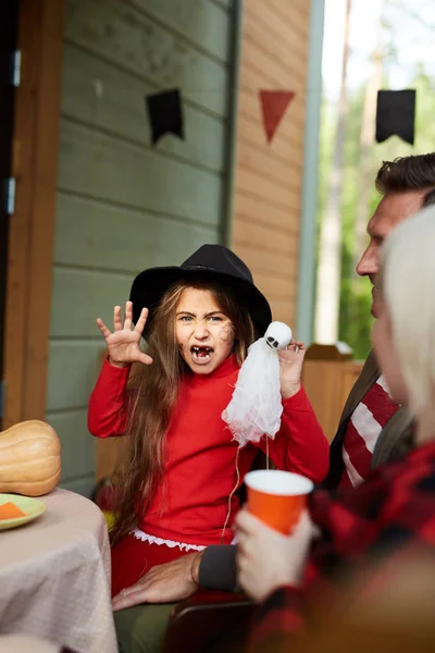 Niña Con Expresión Facial Aterradora Tratando Asustarte Celebración Halloween — Foto de Stock