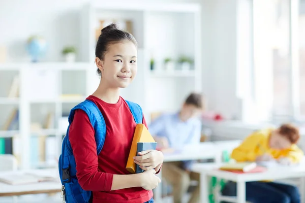 聪明和勤奋的亚洲女学生在休闲装站在相机前与背景的同学 — 图库照片