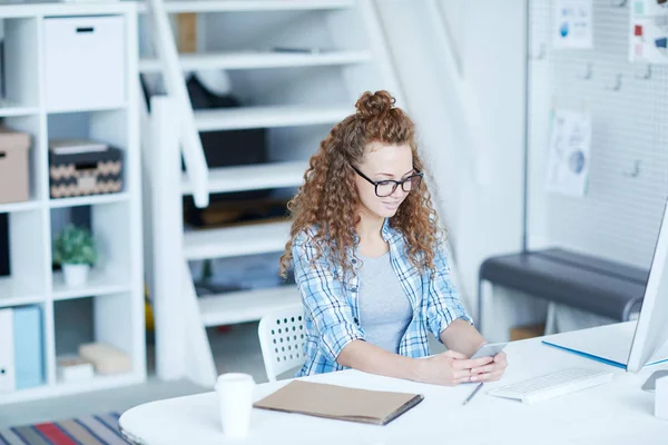 Pretty Ung Kvinna Casualwear Sittande Arbetsplatsen Och Läsa Meddelande Eller — Stockfoto