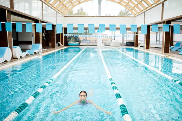 Menina Desportiva Nadando Longo Uma Das Faixas Piscina Resort Spa — Fotografia de Stock