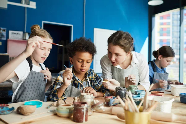 Jovem Professora Artes Com Pincel Consultando Seus Alunos Aula Pintura — Fotografia de Stock