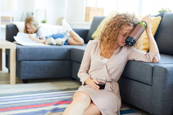 Jeune Femme Ivre Avec Bouteille Verre Vin Assis Sur Sol — Photo